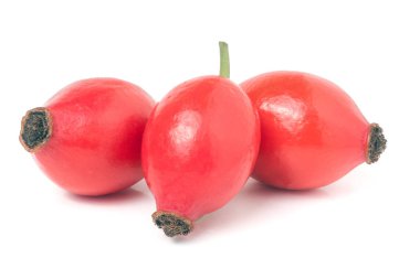 Beyaz arka plan üzerinde izole üç kuşburnu berry