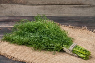 Ahşap arka planda bir demet dereotu