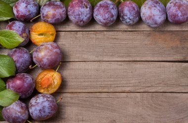 Erik eski ahşap arka plan üzerinde çerçeve