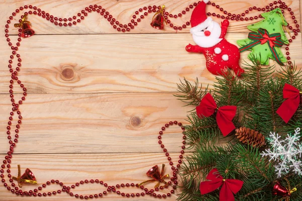 Πλαίσιο διακοσμημένο χριστουγεννιάτικο έλατο υποκατάστημα σε ανοιχτόχρωμο φόντο ξύλινη — Φωτογραφία Αρχείου