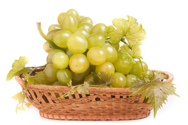 Raisins verts dans un panier en osier isolé sur fond blanc — Photo