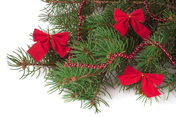 Decorado rama de abeto de Navidad aislado sobre fondo blanco — Foto de Stock