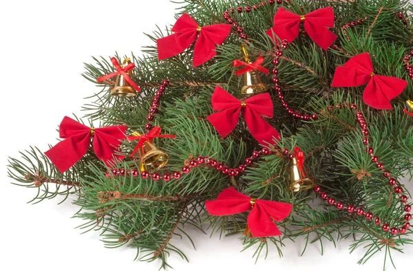 Ramo dell'albero di Natale decorato campane e archi isolati su sfondo bianco — Foto Stock