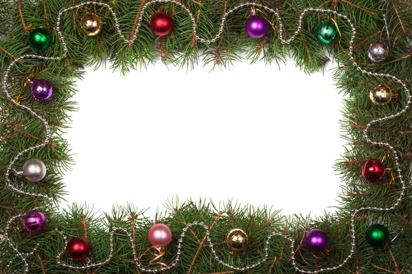 Boże Narodzenie ramki z gałęzi jodły ozdobione kulki na białym tle — Zdjęcie stockowe