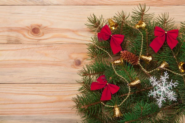 Ramo de abeto de Natal decorado em um fundo de madeira leve — Fotografia de Stock