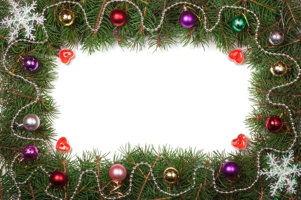 Moldura de Natal feita de ramos de abeto decorados com bolas isoladas no fundo branco — Fotografia de Stock