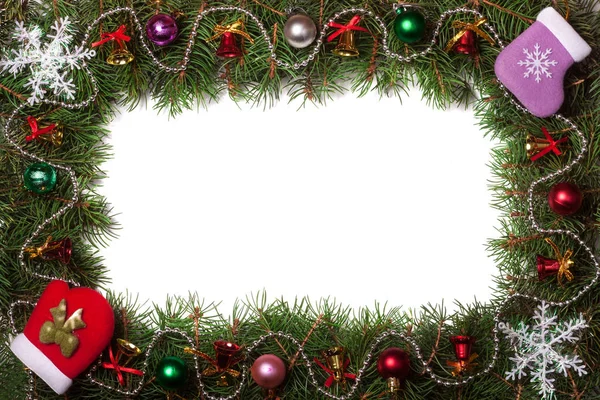 Boże Narodzenie ramki z gałęzi jodły zdobione dzwony i kulki na białym tle — Zdjęcie stockowe
