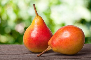 arka plan bulanık bir koyu ahşap masada iki armut