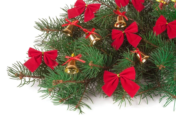 Ramo de árvore de Natal decorado sinos e arcos isolados no fundo branco — Fotografia de Stock