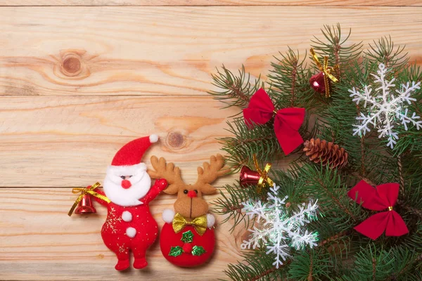 Ramo de abeto de Natal decorado em um fundo de madeira leve — Fotografia de Stock