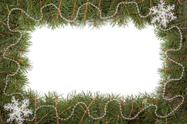 Cadre de Noël en branches de sapin décorées de perles et flocon de neige isolé sur fond blanc — Photo