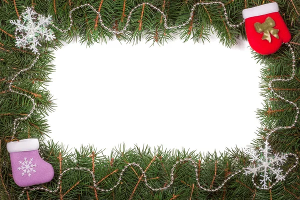 Boncuk ve beyaz arka plan üzerinde izole kar tanesi köknar dallarında yapılan Noel çerçeve süslenmiş — Stok fotoğraf