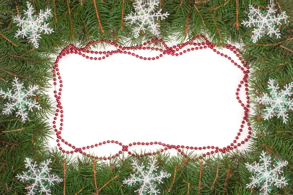 Moldura de Natal feita de ramos de abeto decorados com miçangas e flocos de neve isolados no fundo branco — Fotografia de Stock