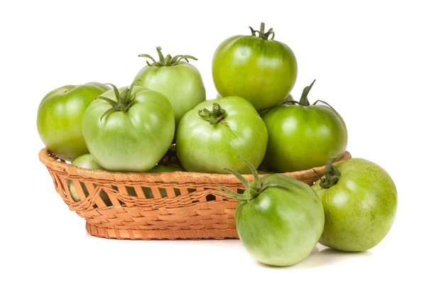 Beyaz arka plan üzerinde izole bir hasır sepet olgunlaşmamış yeşil domates — Stok fotoğraf