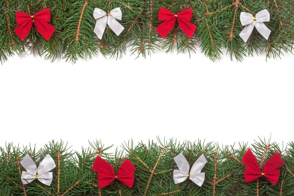 Köknar dallarında yapılan Noel çerçeve beyaz arka plan üzerinde izole yay ile dekore edilmiş — Stok fotoğraf