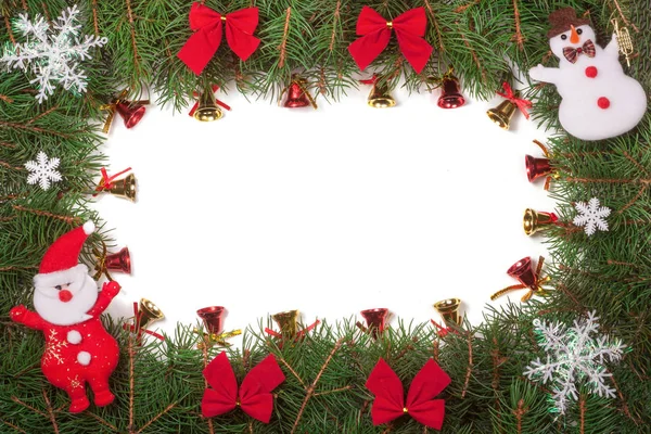 Marco de Navidad hecho de ramas de abeto decoradas con arcos y campanas de Santa Claus aisladas sobre fondo blanco — Foto de Stock