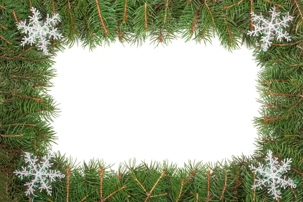 Cadre de Noël en branches de sapin décorées de flocons de neige isolés sur fond blanc — Photo