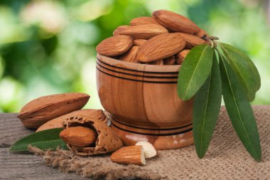 badem çul ve Bahçe arka plan bulanık ile eski ahşap tahta üzerinde bir kasede