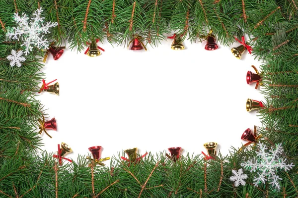 Marco navideño de ramas de abeto decorado con copos de nieve y campanas aisladas sobre fondo blanco —  Fotos de Stock