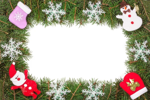 Moldura de Natal feita de ramos de abeto decorados com flocos de neve Boneco de neve e Papai Noel isolado no fundo branco — Fotografia de Stock