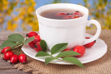 Arka plan bulanık ile ahşap masa kalçalarına çaydan