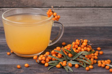 Deniz topalak çilek koyu ahşap arka plan üzerinde şubesi ile çay