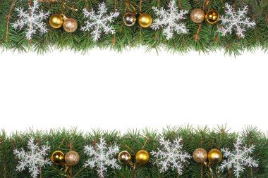 Topları ve beyaz arka plan üzerinde izole kar tanesi köknar dallarında yapılan Noel çerçeve süslenmiş