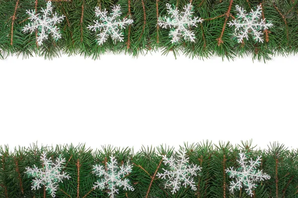 Marco de Navidad hecho de ramas de abeto decoradas con copos de nieve aislados sobre fondo blanco — Foto de Stock