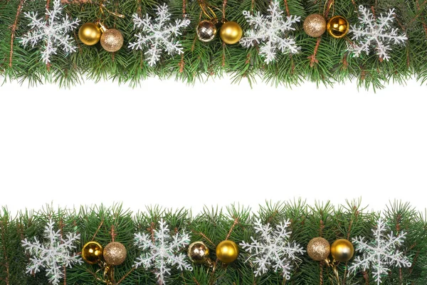 Topları ve beyaz arka plan üzerinde izole kar tanesi köknar dallarında yapılan Noel çerçeve süslenmiş