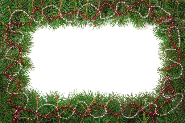 Moldura de Natal feita de ramos de abeto decorados com contas isoladas no fundo branco — Fotografia de Stock