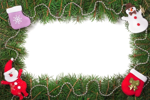 Cornice natalizia in rami di abete decorata con Babbo Natale e pupazzo di neve isolato su sfondo bianco — Foto Stock