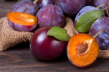 Erik çul ahşap zemin üzerine