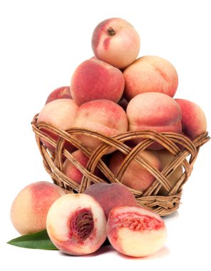 Beyaz arka plan üzerinde izole bir hasır sepet şeftali