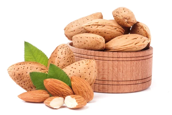 Badem ahşap bir kase yaprakları üzerinde izole beyaz arka plan