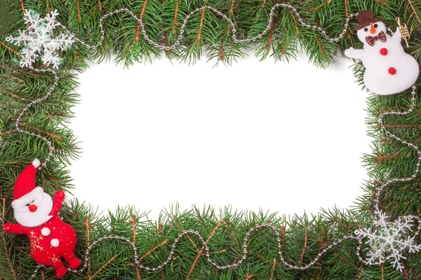 Marco de Navidad hecho de ramas de abeto decorado con muñeco de nieve de Santa Claus y perlas aisladas sobre fondo blanco — Foto de Stock