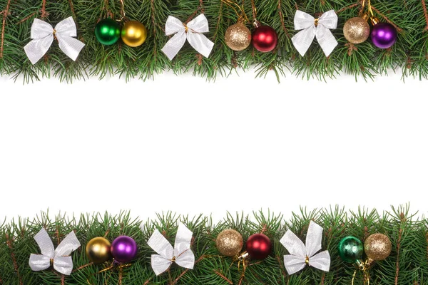 Weihnachtsrahmen aus Tannenzweigen mit Kugeln und silbernen Schleifen auf weißem Hintergrund — Stockfoto