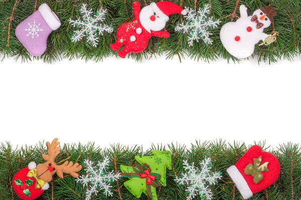 Moldura de Natal feita de ramos de abeto decorados com flocos de neve Boneco de neve e Papai Noel isolado no fundo branco — Fotografia de Stock