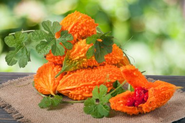 yığın acı kavun veya momordica arka plan bulanık ahşap tablo