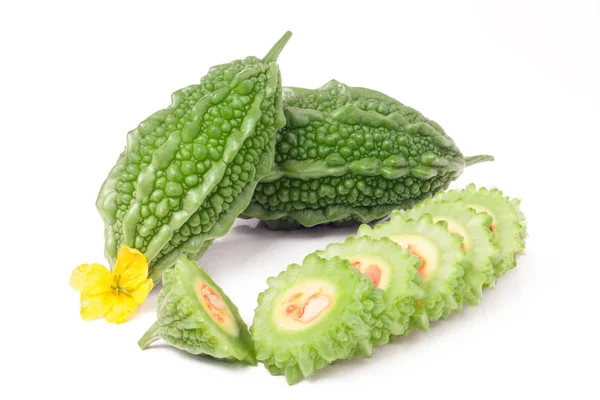 Grüne Bittermelone oder Momordica isoliert auf weißem Hintergrund — Stockfoto
