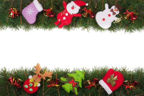 Kerst badrand van Spar takken versierd met klokken sneeuwman en kerstman geïsoleerd op witte achtergrond — Stockfoto