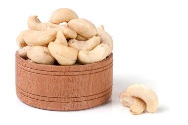 kaju fıstığı beyaz zemin üzerine izole bir ahşap kase