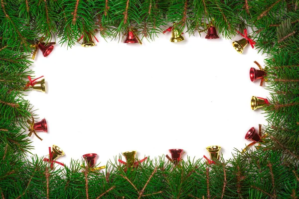 Marco de Navidad hecho de ramas de abeto decorado con campanas rojas aisladas sobre fondo blanco —  Fotos de Stock