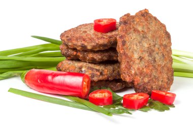 karaciğer krep veya pirzola chili biber ve beyaz arka plan üzerinde izole yeşil soğan ile