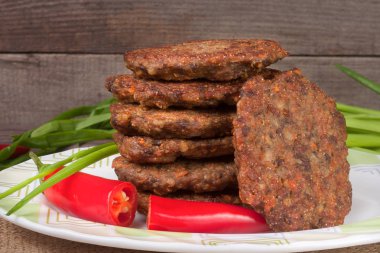 karaciğer krep veya pirzola chili biber ve ahşap bir zemin üzerine yeşil soğan ile