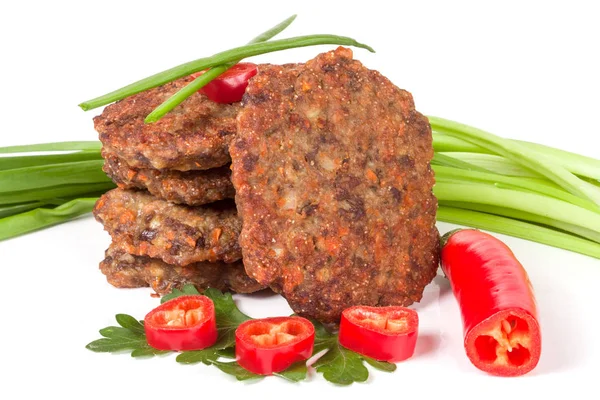 Lever pannenkoeken of schnitzels met chili peper en groene uien geïsoleerd op witte achtergrond — Stockfoto