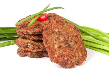 karaciğer krep veya pirzola chili biber ve beyaz arka plan üzerinde izole yeşil soğan ile