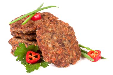 karaciğer krep veya pirzola biber beyaz arka plan üzerinde izole maydanoz ve yeşil soğan biber