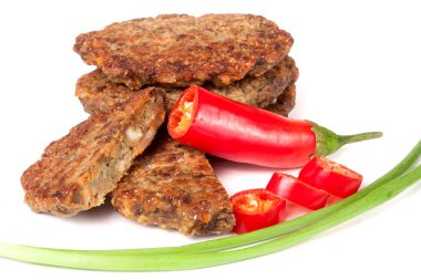 karaciğer krep veya pirzola chili biber ve beyaz arka plan üzerinde izole yeşil soğan ile