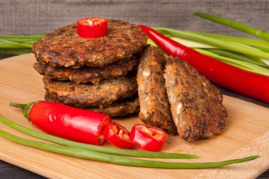 karaciğer krep veya pirzola chili biber ve ahşap bir zemin üzerine yeşil soğan ile