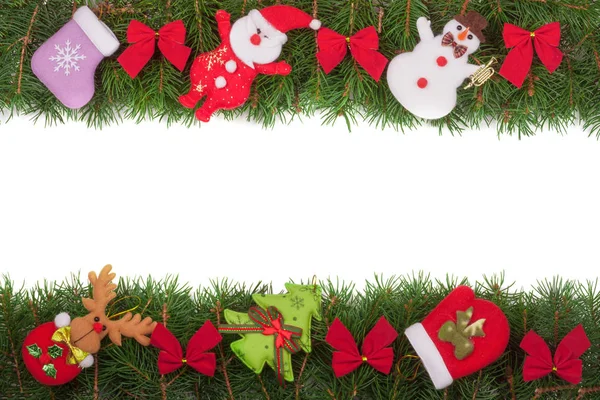 Moldura de Natal feita de ramos de abeto decorados com arcos vermelhos Boneco de neve e Papai Noel isolado no fundo branco — Fotografia de Stock